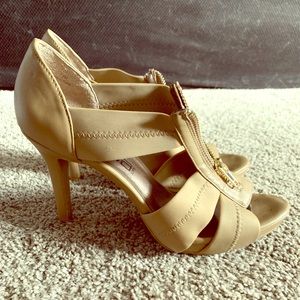 Mods spans tan heels